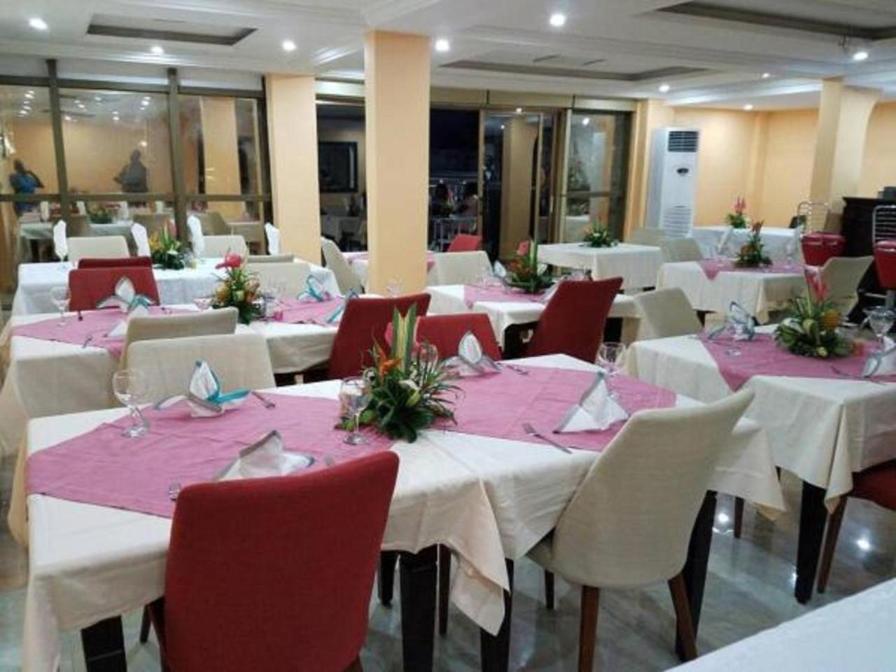 Mbayaville Hotel Douala Eksteriør billede